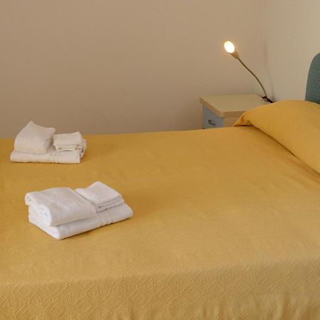 Hotel Embassy เปซาโร ภายนอก รูปภาพ