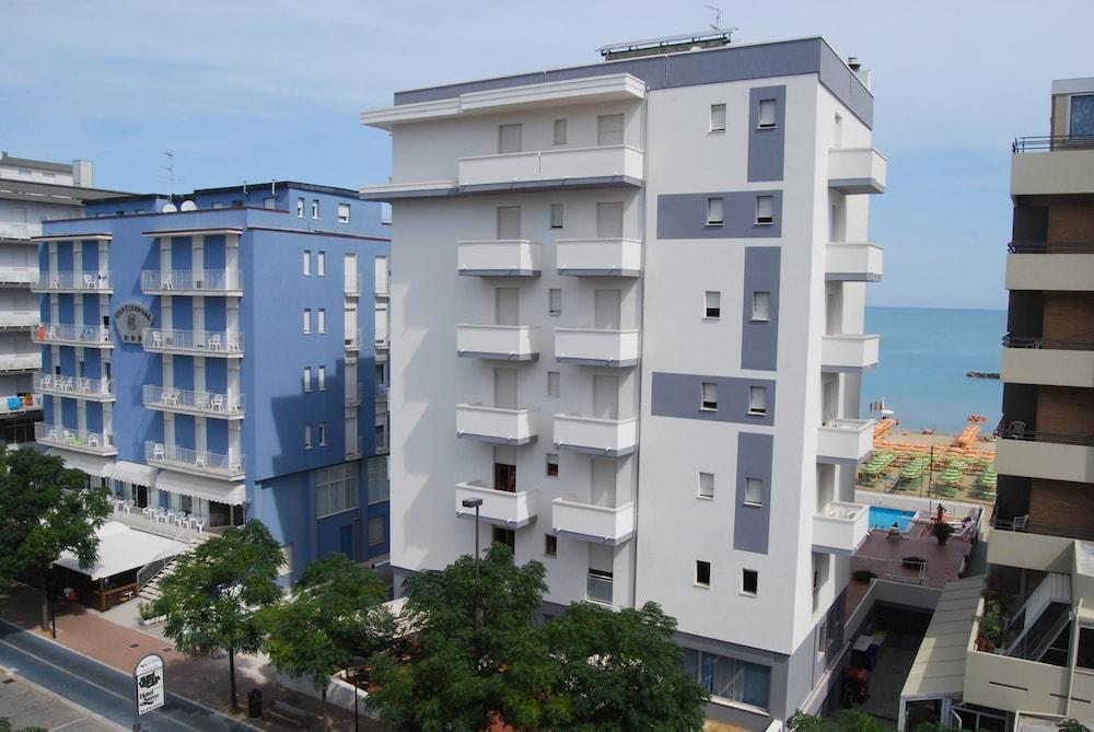 Hotel Embassy เปซาโร ภายนอก รูปภาพ