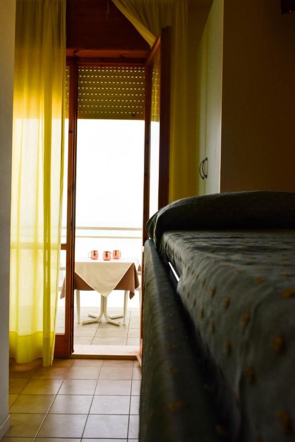 Hotel Embassy เปซาโร ภายนอก รูปภาพ