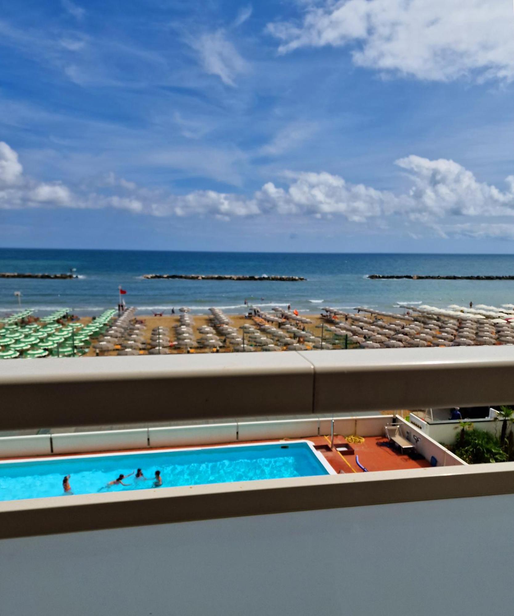 Hotel Embassy เปซาโร ภายนอก รูปภาพ