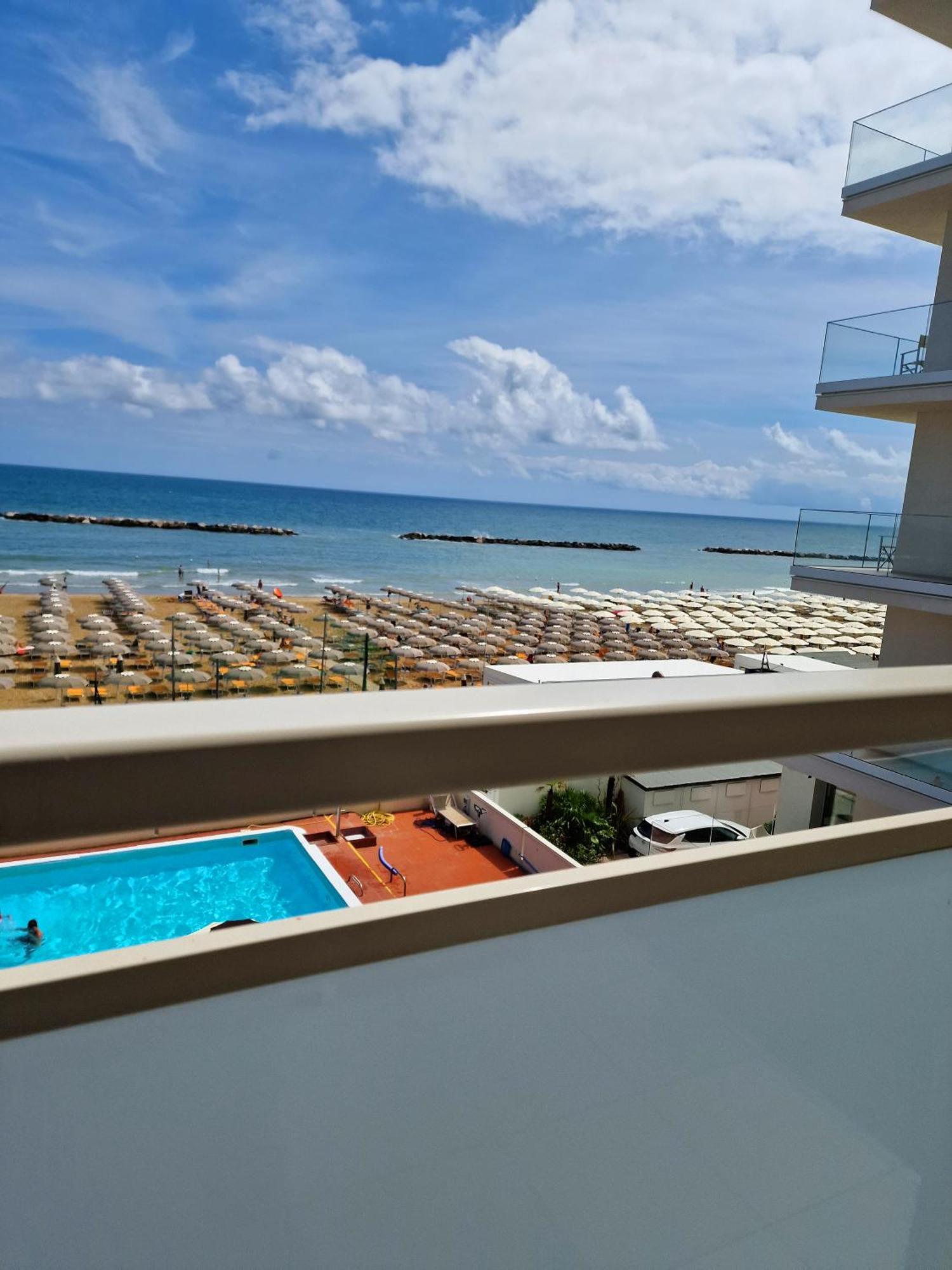 Hotel Embassy เปซาโร ภายนอก รูปภาพ