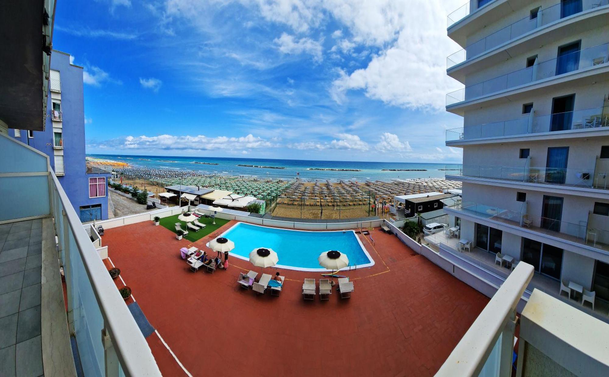 Hotel Embassy เปซาโร ภายนอก รูปภาพ