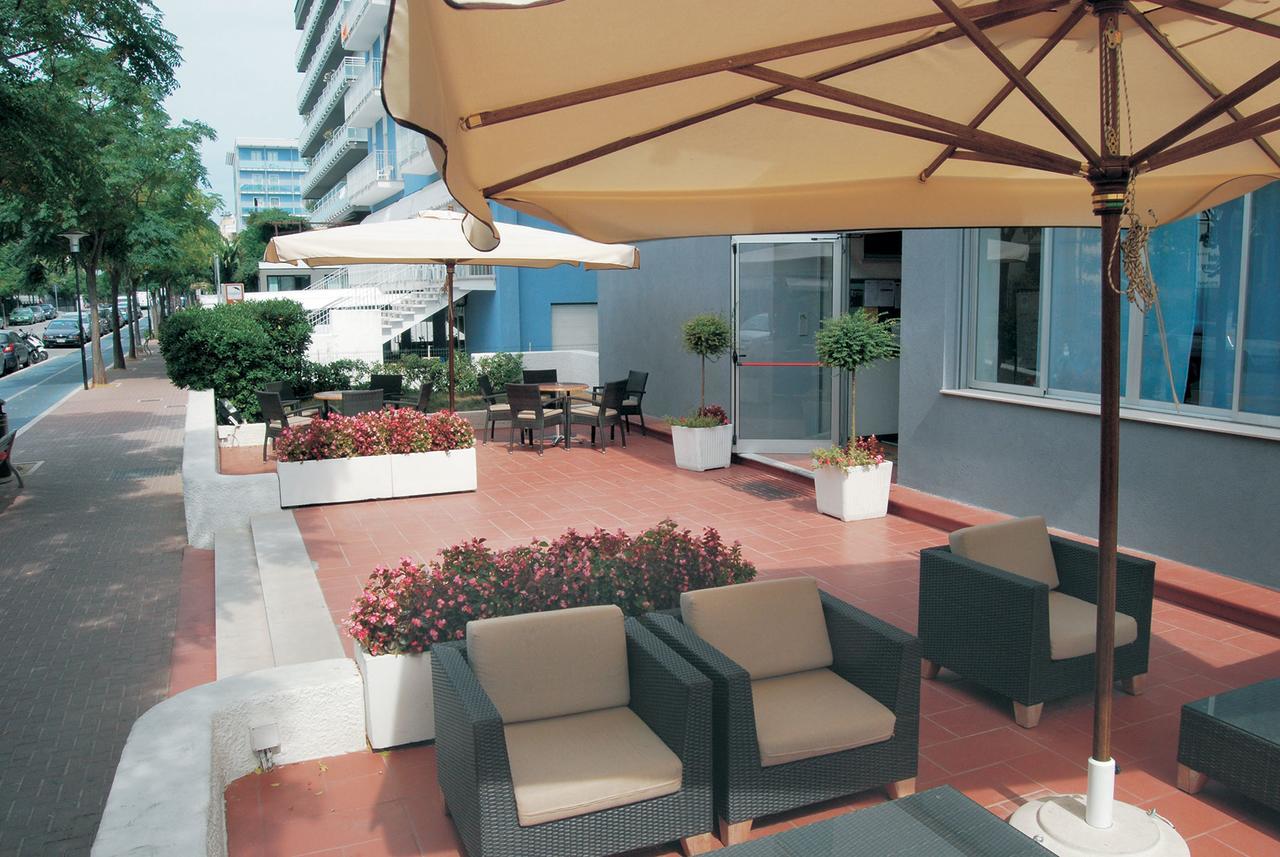 Hotel Embassy เปซาโร ภายนอก รูปภาพ